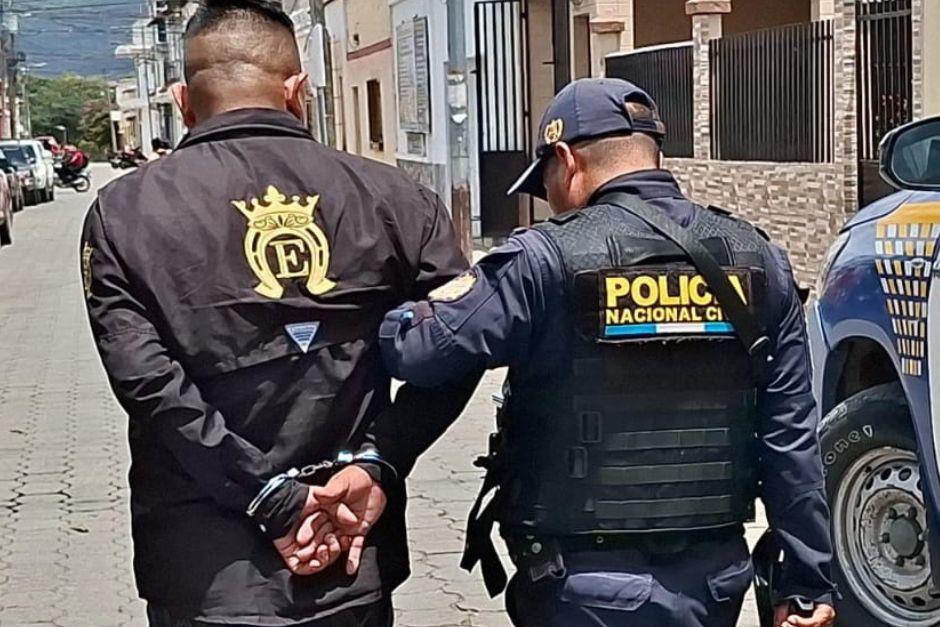 El hombre exhibía armamento durante el evento. (Foto vía: Policía Nacional Civil)
