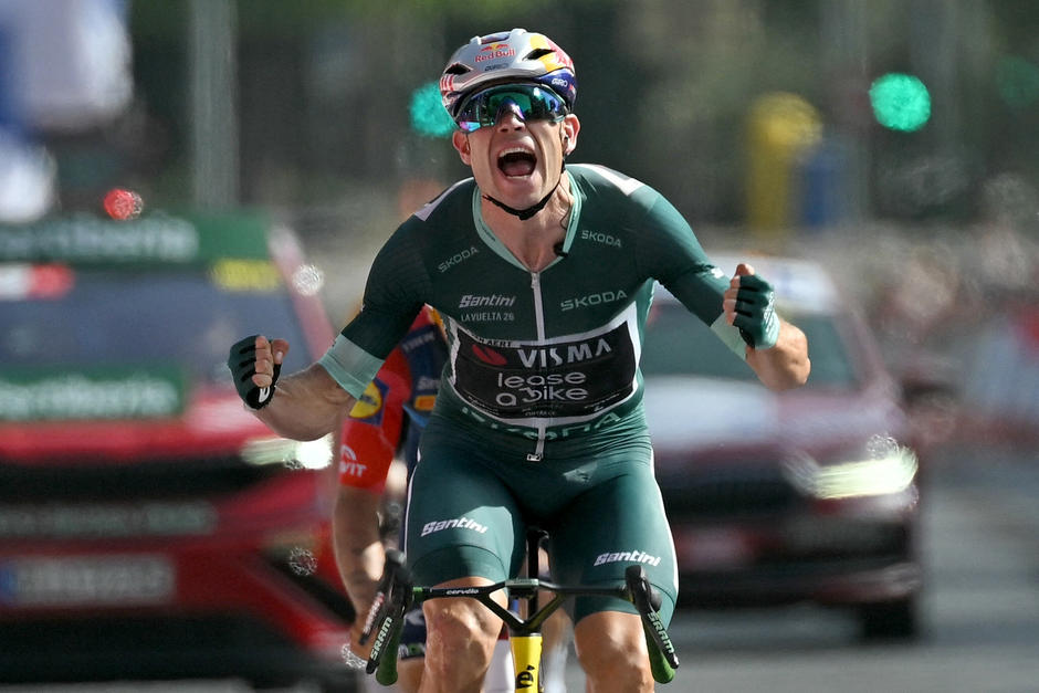 El belga Van Aert logró ganar una decimoquinta etapa recortada por el calor. (Foto: AFP) 