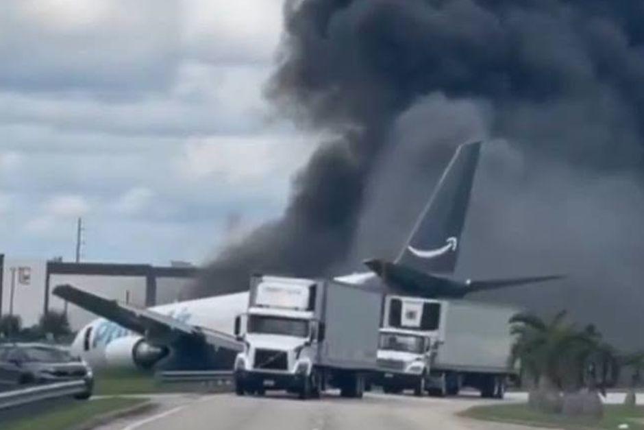 Varios conductores circulaban por el lugar cuando la aeronave cayó sobre la carretera. (Foto vía: RRSS) 
