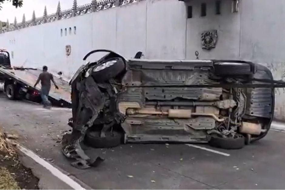 Los carriles auxiliares hacia zona 15, permanecieron bloqueados tras el accidente. (Foto vía: captura de video)