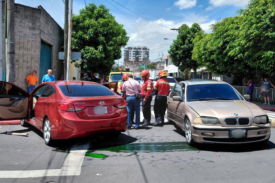 Los vehículos colisionaron sobre la ruta en horas de la mañana del domingo. (Foto vía: Bomberos Municipales )
