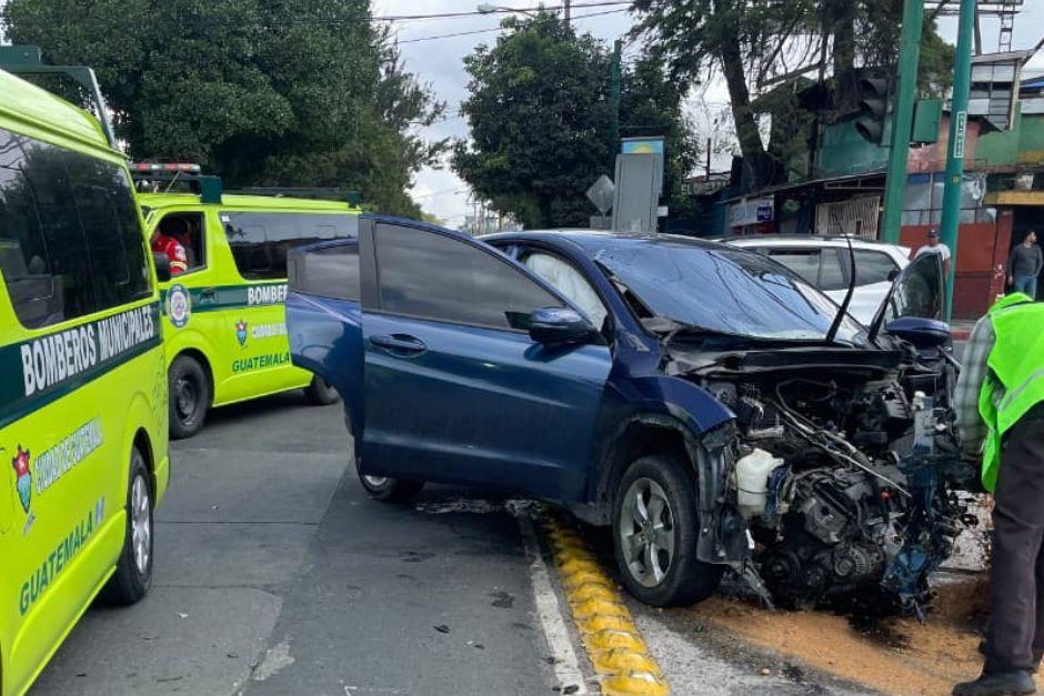 Los transportes sufrieron severos daños en su estructura. (Foto vía: Bomberos Municipales)