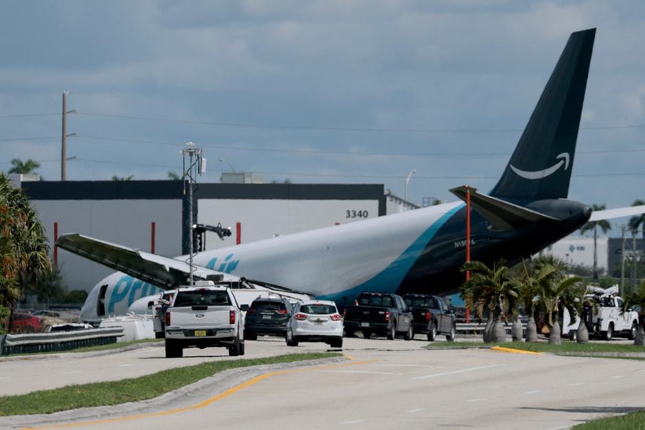 El avión terminó impactando con varios vehículos. (Foto: AFP)