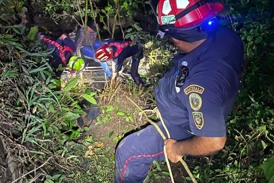 Bomberos utilizaron una parihuela para poder sacar al hombre a la superficie. (Foto: Asonbomd)