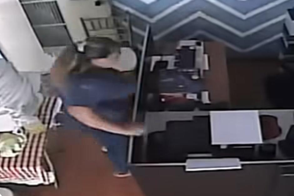  La mujer realizó el robo sin imaginar que había una cámara de vigilancia grabándola. (Foto: Captura de video)