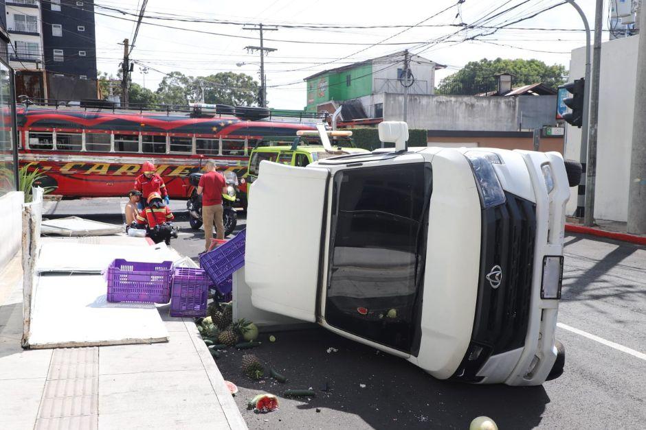 Un camión pequeño terminó volcado tras colisionar con una panel en la zona 13. (Foto: CBM)