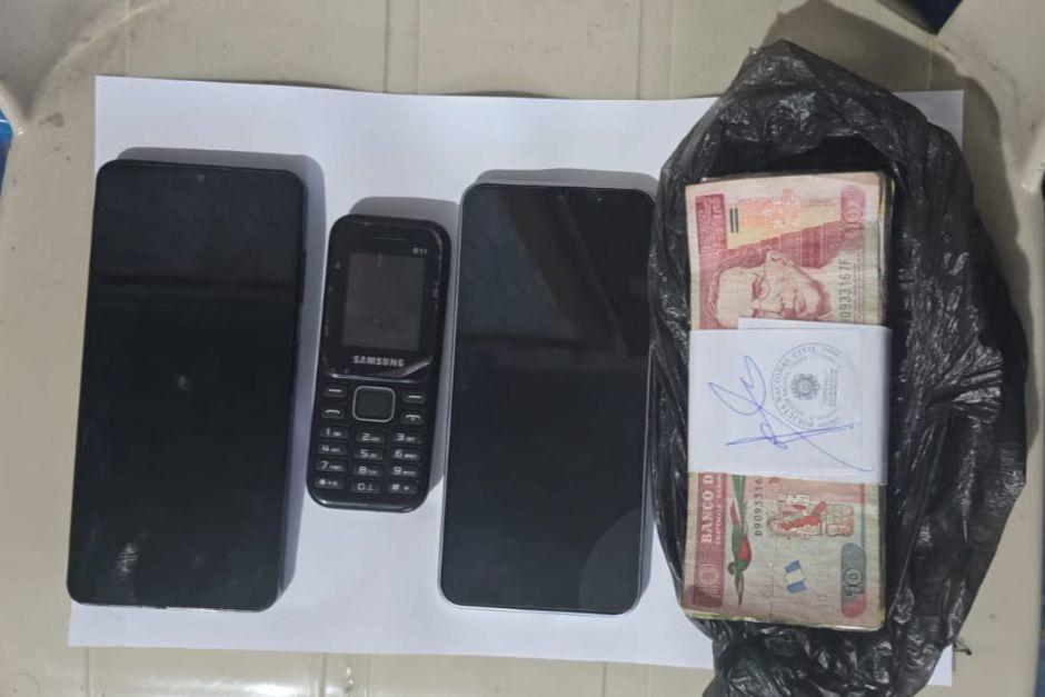 El detenido recogía un paquete que simulaba Q30 mil en efectivo. (Foto: PNC)