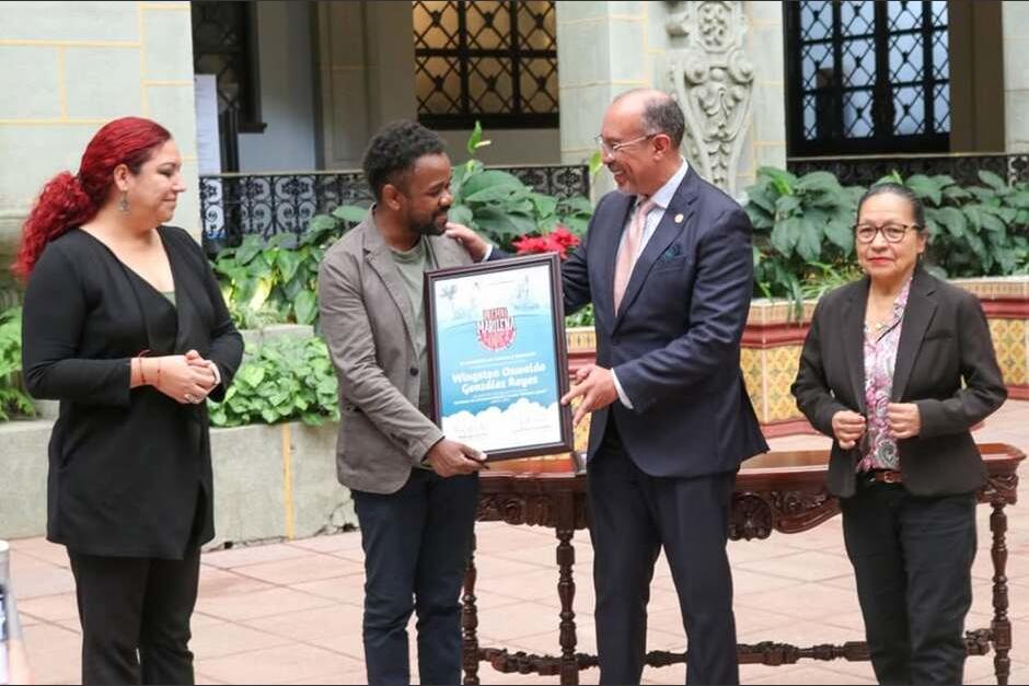 En 2025 ganó el Certamen de Literatura Infantil y Juvenil "Marilena López" con una obra inspirada en la cultura garífuna. (Foto: Cortesía/Ministerio de Cultura y Deportes Guatemala) 