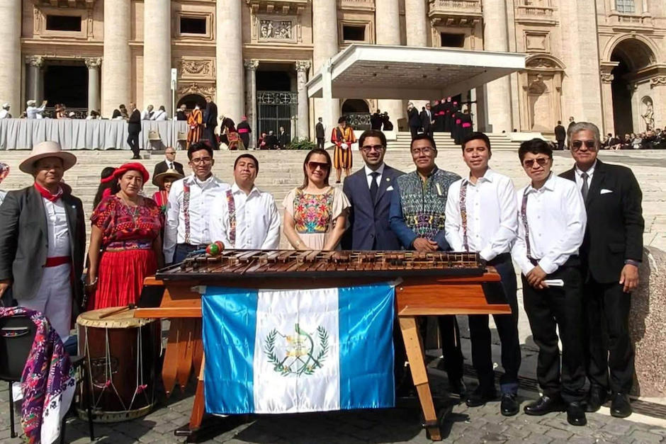 Grupo Ajín representó a Guatemala frente a papa León XIV. (Foto: Devoción Cuaresmal)