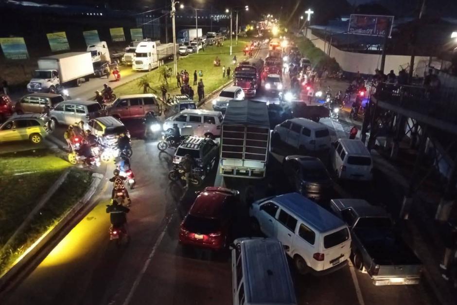 El bloqueo afecta el paso vehicular en ambos carriles sobre la ruta al Pacífico. (Foto: RRSS) 