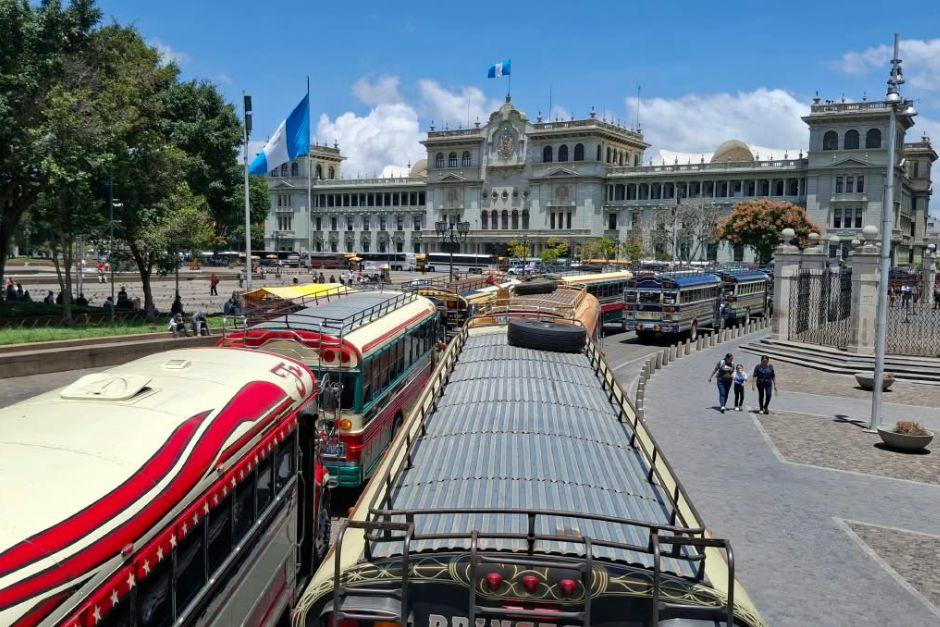 Transportistas colocaron buses frente al Palacio Nacional y exigieron al presidente Bernardo Arévalo vetar la ley aprobada por el Congreso, de lo contrario habrá alza en el pasaje. (Foto: Wilder López / Soy502)