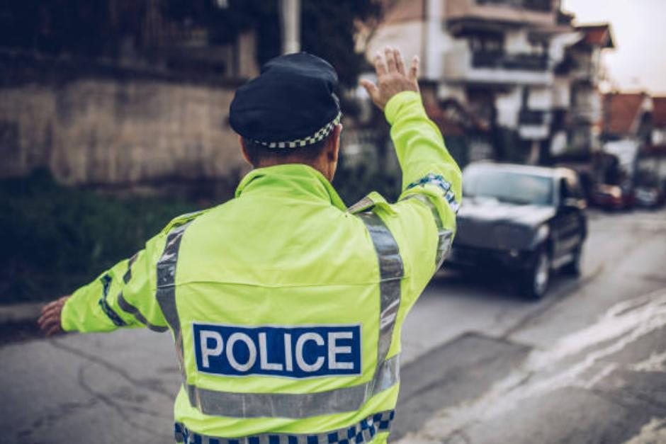 La autoridad de tránsito aplicó la multa por no respetar el alto del agente y por conducir sin casco protector. (Foto ilustrativa: iStock) 
