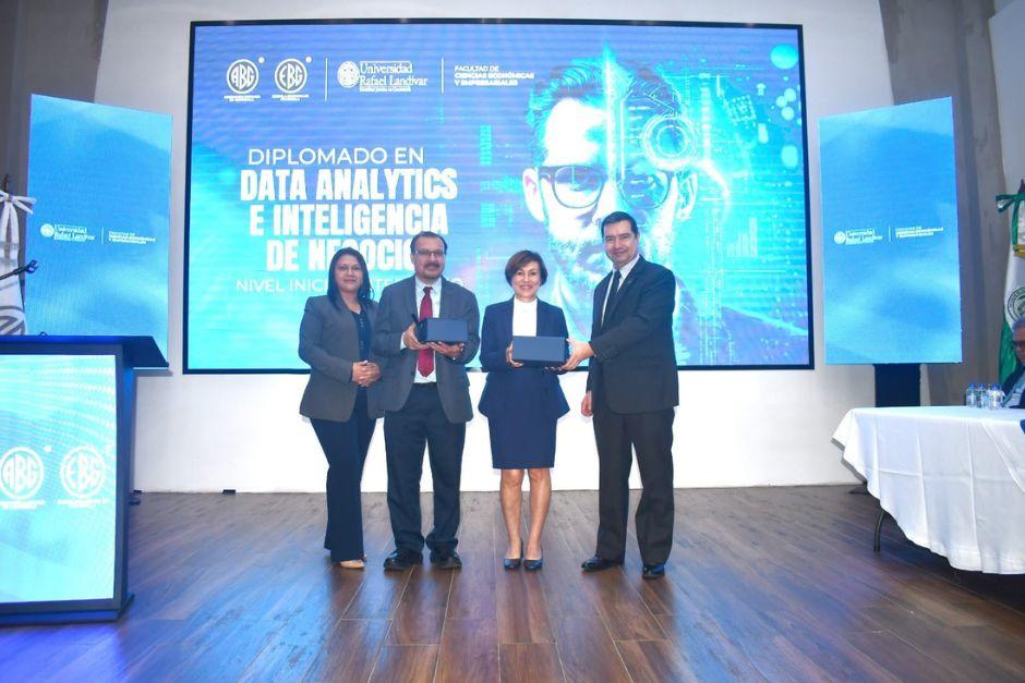 La Asociación Bancaria de Guatemala, la Escuela Bancaria de Guatemala y la Universidad Rafael Landívar se unen para dar forma a un programa académico. (Foto: ABG)