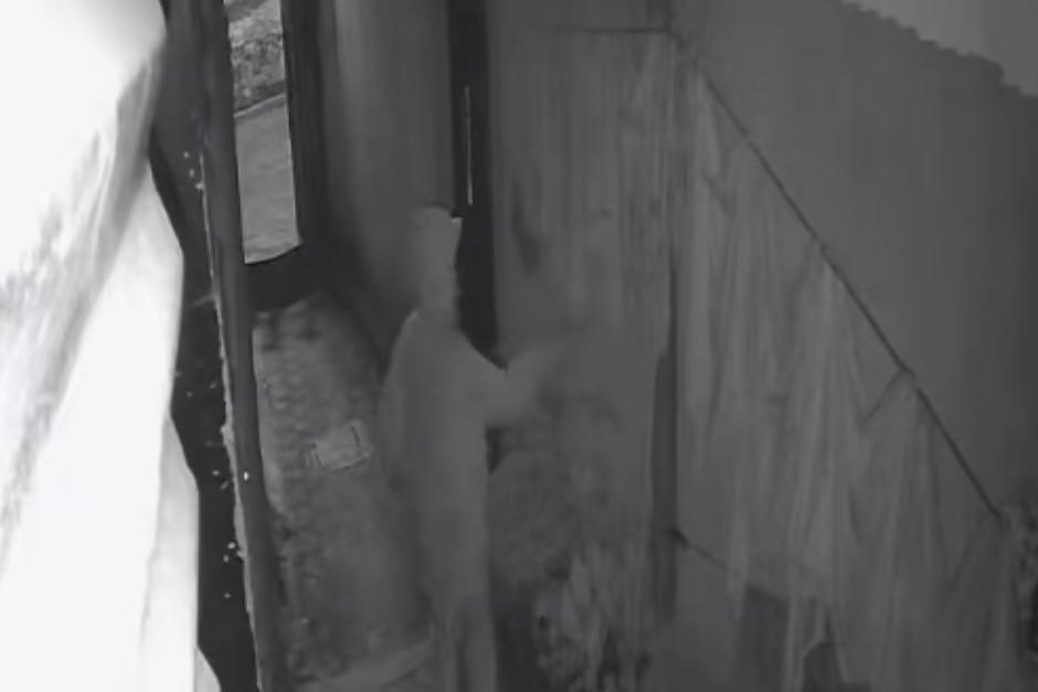 Una cámara de seguridad captó el momento exacto en el que sucedió el robo. (Foto: Captura de video)