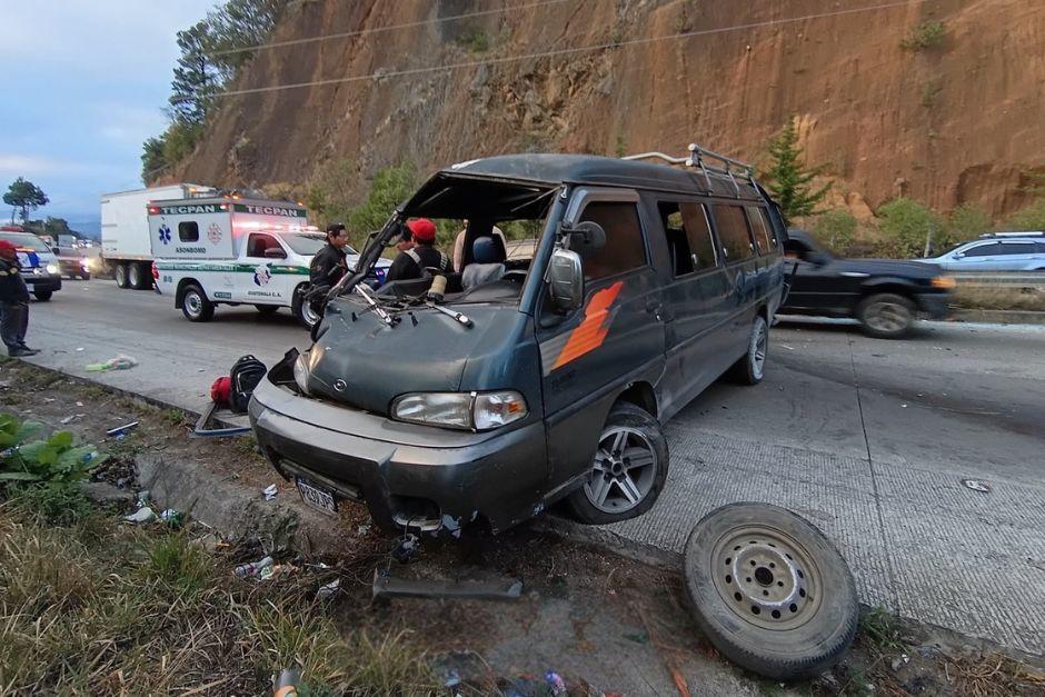 Un microbús con varias personas a bordo se vio involucrado en el percance vial. (Foto: Asonbomd)