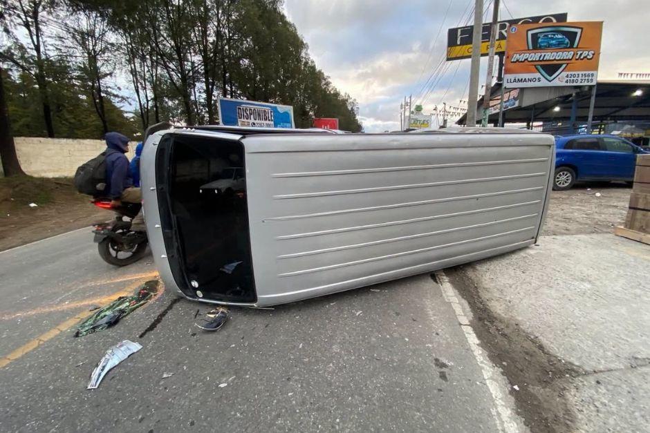 Un microbús y un vehículo del Gobierno volcaron tras colisionar, dejando a siete heridos. (Foto: Knal 4 Quiché)
