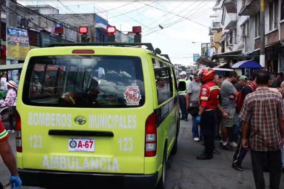 La víctima fue trasladada a un centro asistencial tras ser atacada en zona 7. (Foto: Captura de video de CBM)