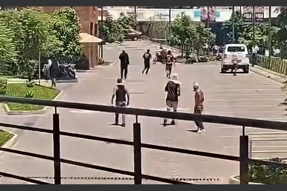 Los hombres fueron captados lanzando piedras y quebrando vidrios. (Foto: captura de video)
