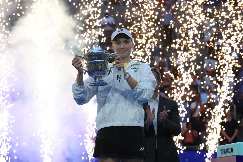 La kazaja conquistó su tercer título de Gran Slam en su carrera, el segundo este año, pues se coronó en el Australian Open 2026 y Wimbledon 2022. (Foto: AFP)