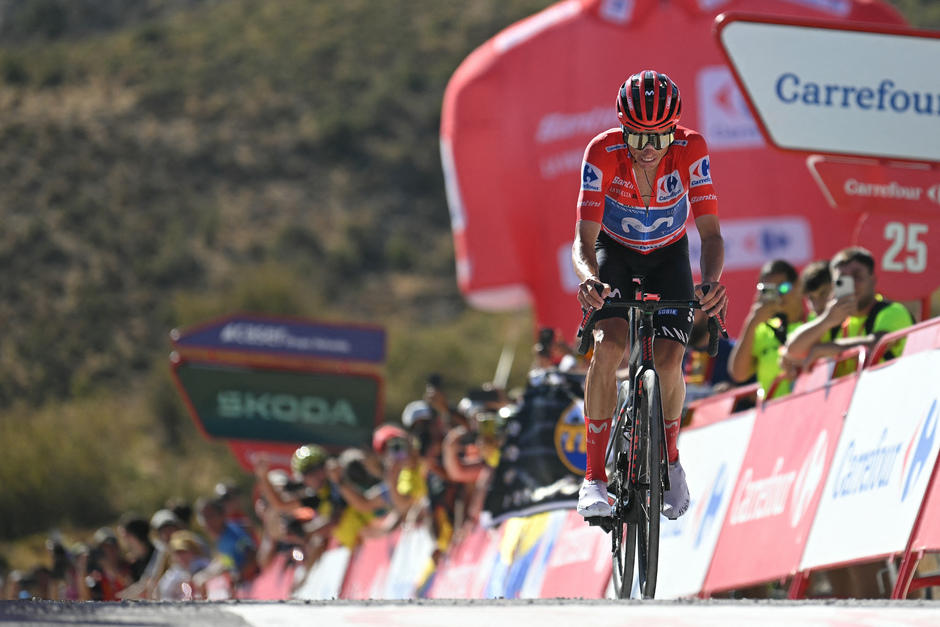 Enric Mas logró mantener el maillot rojo tras la etapa de este sábado. (Foto: AFP) 