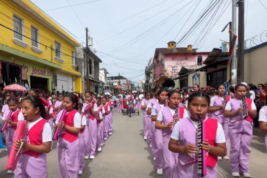 El color rosa de sus atuendos las distingue durante sus presentaciones. (Foto vía: Colombia Show Band, Facebook)