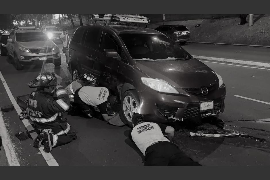 Bomberos rescataron el cuerpo luego que quedara bajo el automotor. (Foto: CVB)