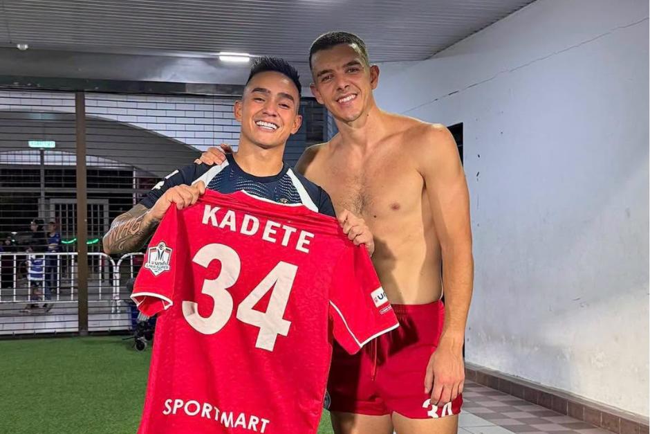 Santis se reencontró con un excompañero con el que jugó en Georgia, Kadete López, e intercambió camisolas con él tras el duelo. (Foto: RR. SS.