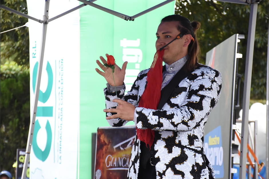 El espectáculo del mago Giancarlo cautivó a toda la población. (Foto: Erick Colop)