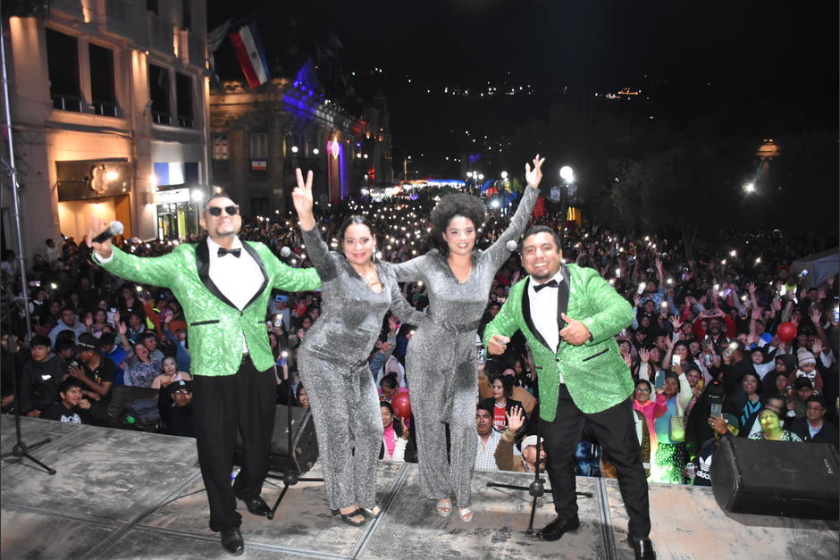 El homenaje a Los Ángeles Azules alegró la noche de sábado en Xelafer 2026. (Foto: Erick Colop)