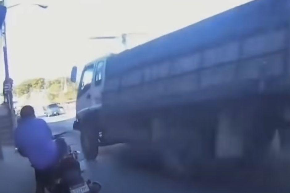 El accidente pudo haber terminado en tragedia. (Foto vía: captura de video) 