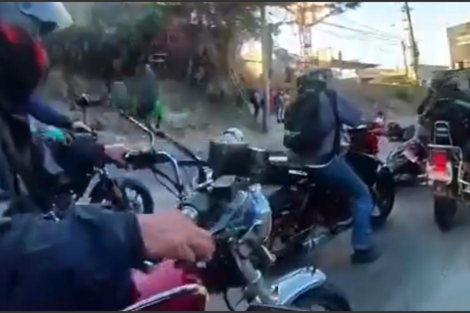 Los conductores derraparon sobre la cinta asfáltica. (Foto: captura de video)