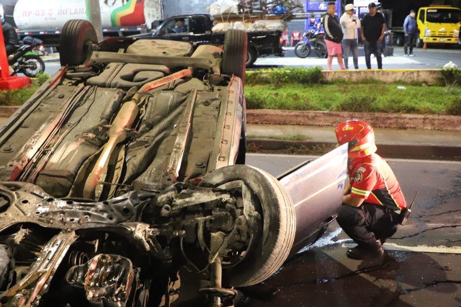 El vehículo terminó destrozado sobre la cinta asfáltica. (Foto vía: Bomberos Municipales)