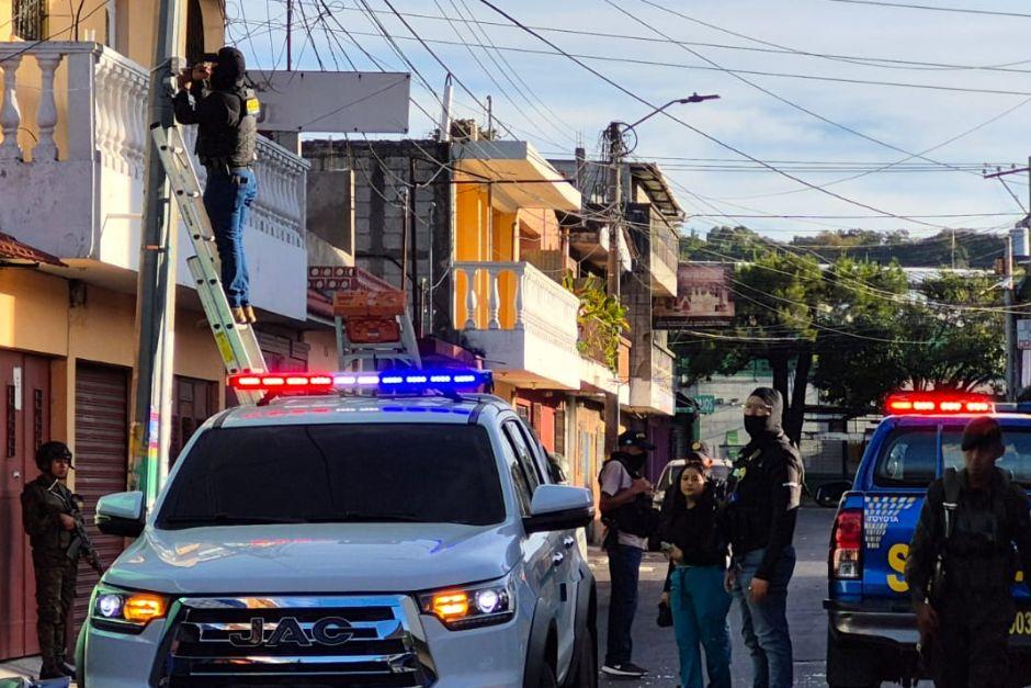 Las autoridades realizan un operativo para desinstalar el sistema de vigilancia ilegal. (Foto vía: Policía Nacional Civil)