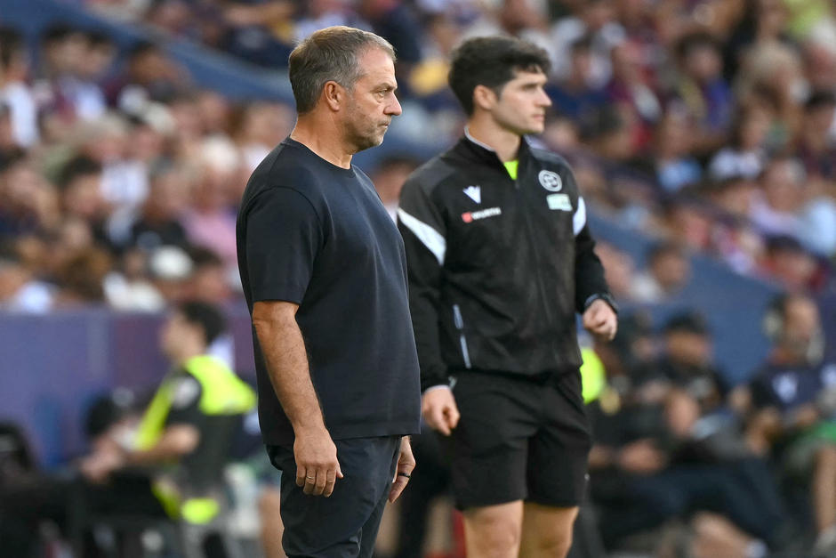 El estratega alemán observando el partido desde la línea de banda. (Foto: AFP) 