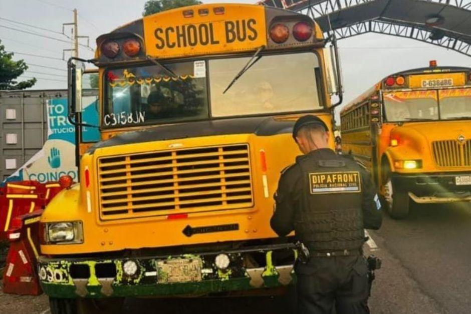 El piloto fue capturado por conducir un autobús con reporte de robo. (Foto: PNC)