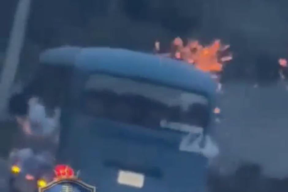 La maniobra que pudo haber lesionado a quienes recorrían la carretera quedó grabada en video. (Foto: Captura de video)