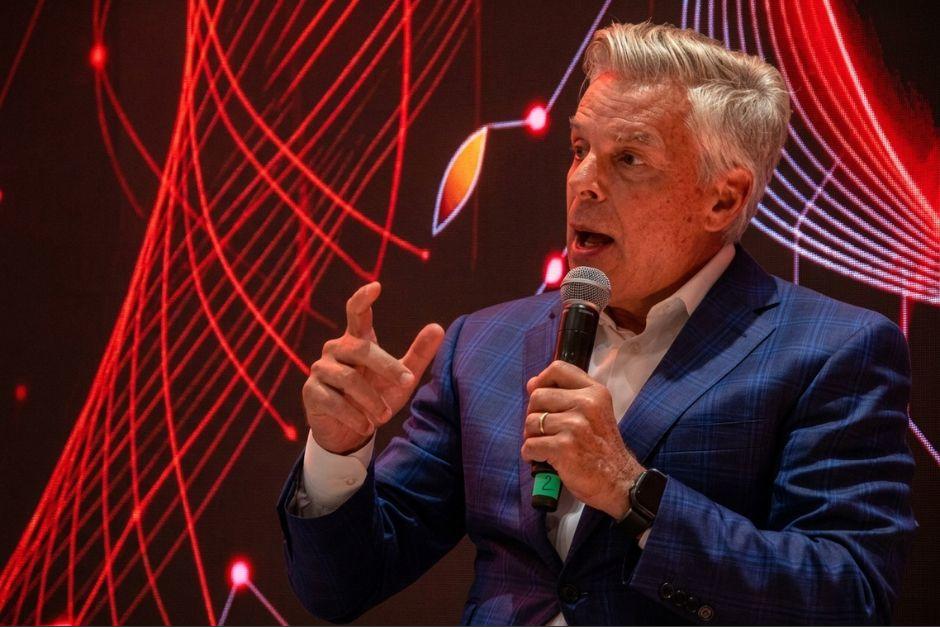 Jon Huntsman, vicepresidente y presidente de Crecimiento Estratégico de Mastercard, explicó que las migro, pequeñas y medianas empresas de Latinoamérica, podrán mejorar si abrazan los pagos digitales. (Foto: Alexis Batres / Soy502)