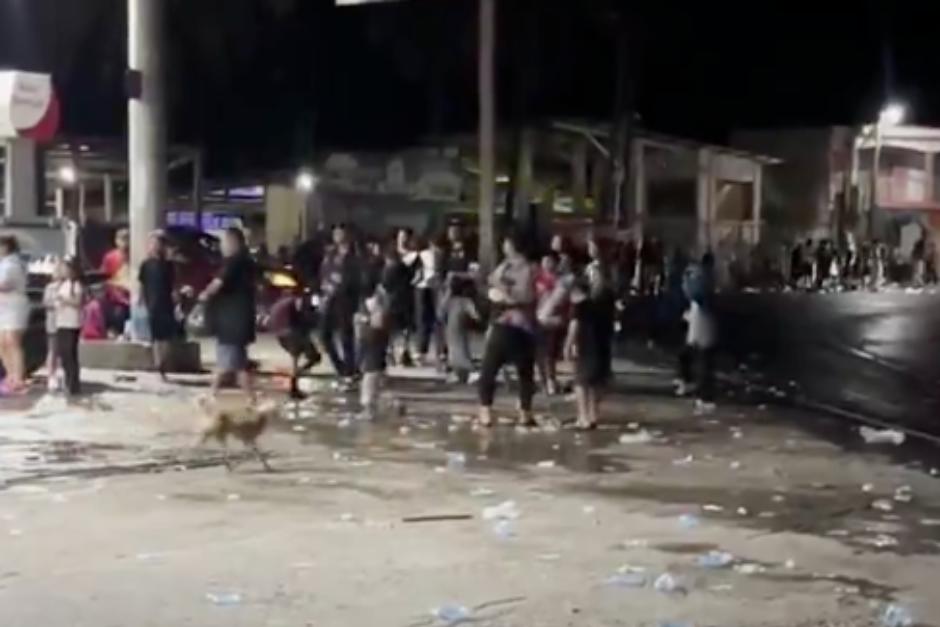 Pese a las indicaciones de las autoridades, participantes de las antorchas desperdiciaron agua potable. (Foto: Captura de video)