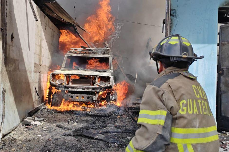 Un incendio se registra en una vivienda en la colonia La Esperanza, Chinautla. (Foto: Bomberos Voluntarios) 