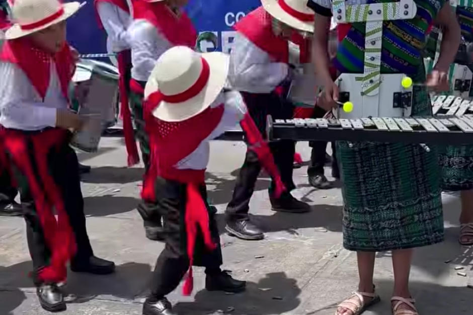 Uno de los niños encargados de la música en el desfile destacó por su entusiasmo al bailar. (Foto: Captura de pantalla)
