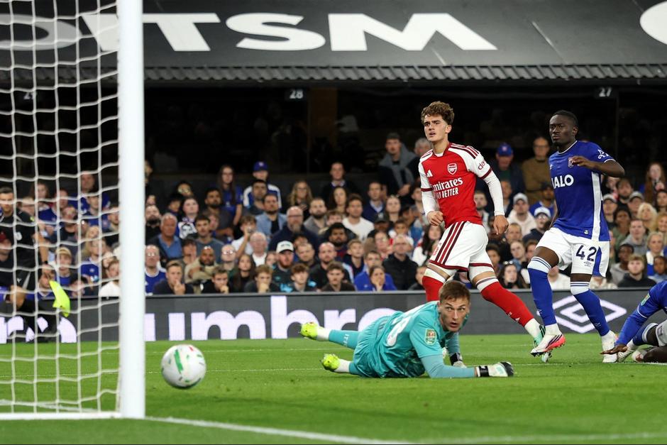 El juvenil Max Dowman concreta el tercer tanto de los suyos, el segundo en su cuenta personal. Foto: AFP