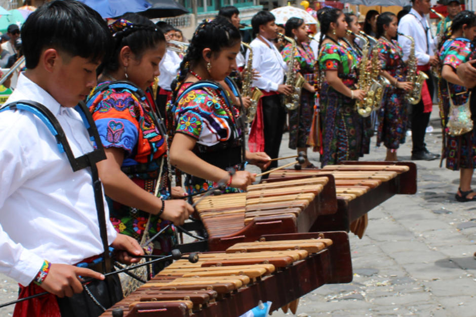 Los estudiantes llevaron la marimba consigo durante el trayecto. (Foto: Tik tok)