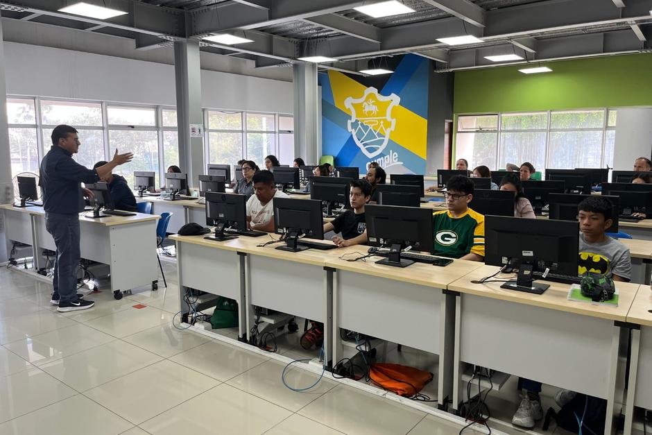 Los cursos de MuniTec combinan el aprendizaje teórico con prácticas en áreas tecnológicas. (Foto: Sandra Sebastián)