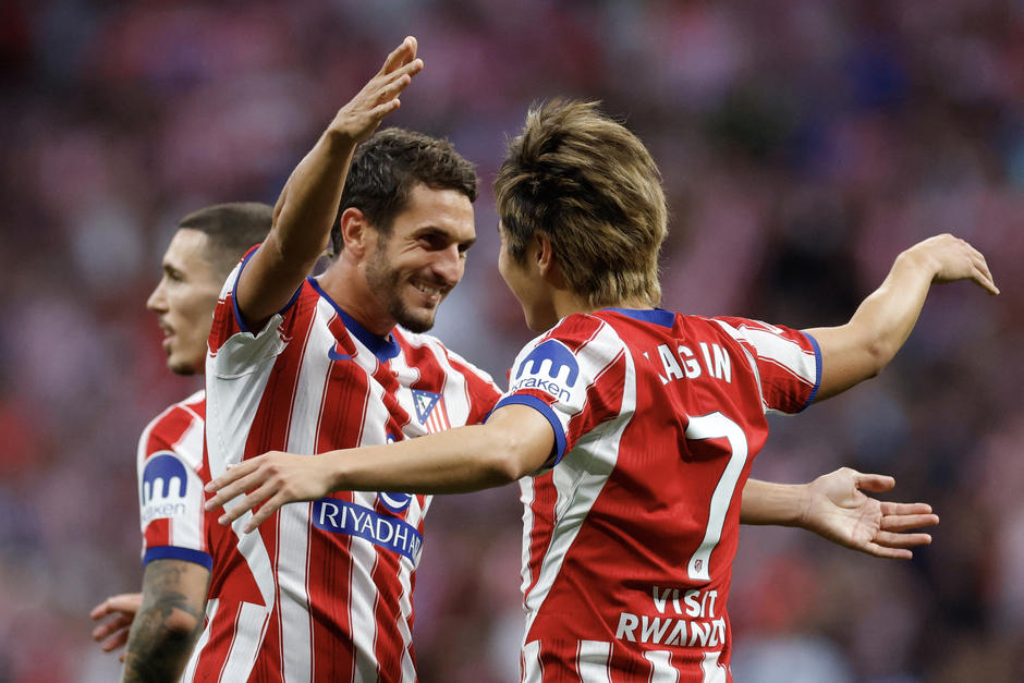 Lee, el jugador del partido, festejando su gol con el capitán rojiblanco, Koke. (Foto: AFP)