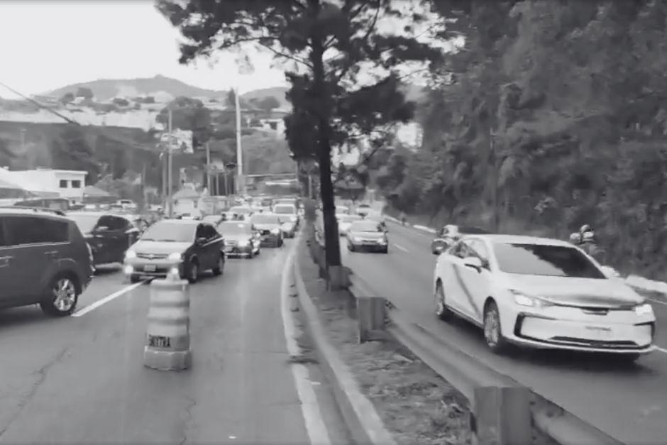 La movilidad vehicular es lenta en la ruta Interamericana tras el fatal accidente. (Foto: Captura de video de Tránsito Mixco)