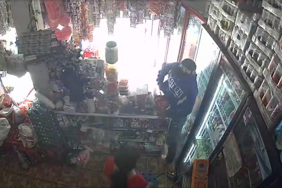 El asalto a mano armada en una tienda quedó grabado por una cámara de seguridad. (Foto: Captura de video)