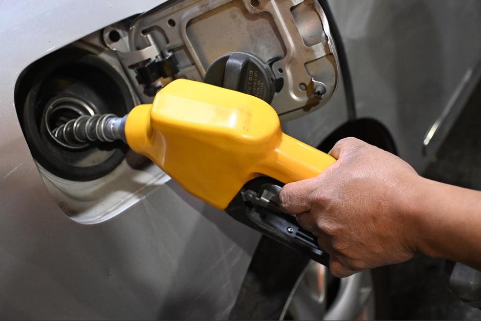 La propuesta del sector transporte plantea suspender temporalmente el IVA y el IDP aplicados a los combustibles. (Foto: Archivo / Soy502)