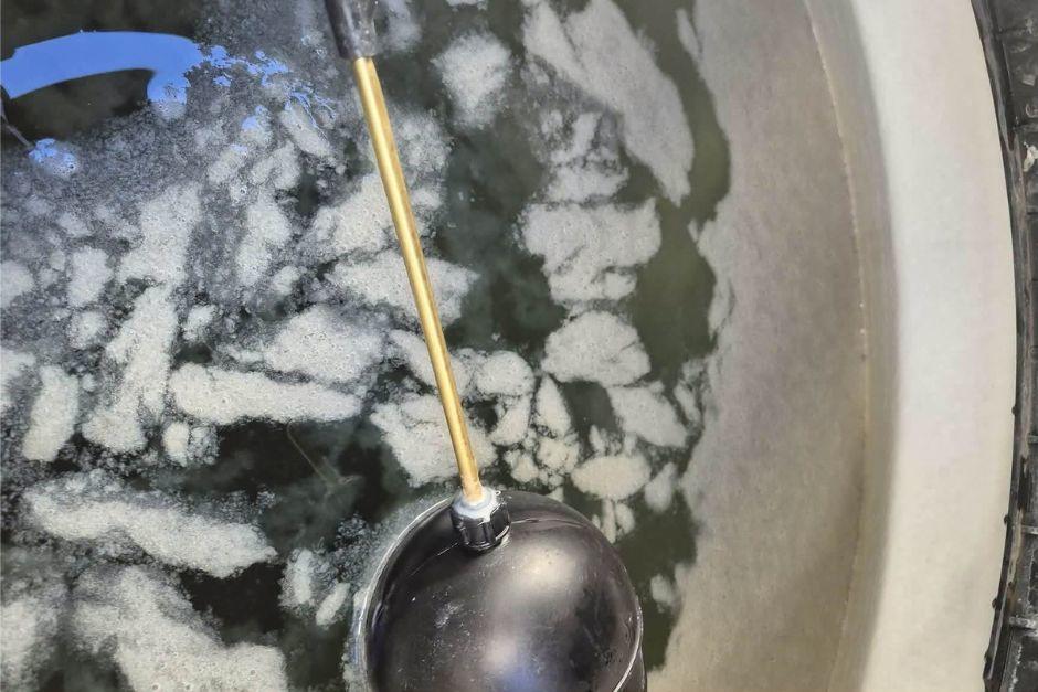 El agua contaminada se encontraba ligosa y espumosa, según indicaron vecinos afectados. (Foto: Redes sociales)