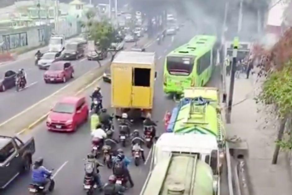 El incendio se registró en un basurero clandestino a un costado del puente El Incienso. (Foto: Captura de video)