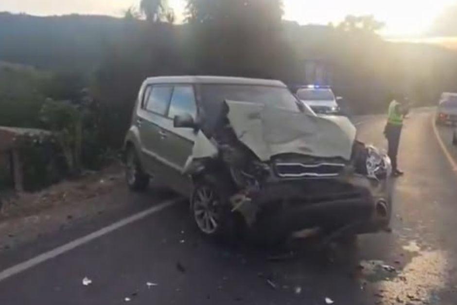 Las víctimas fueron trasladadas a un hospital tras la fuerte colisión. (Foto vía: captura de video)
